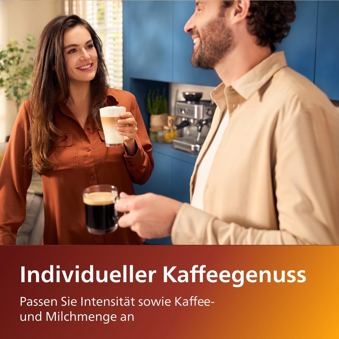 Genießer mit frisch zubereitetem Latte Macchiato